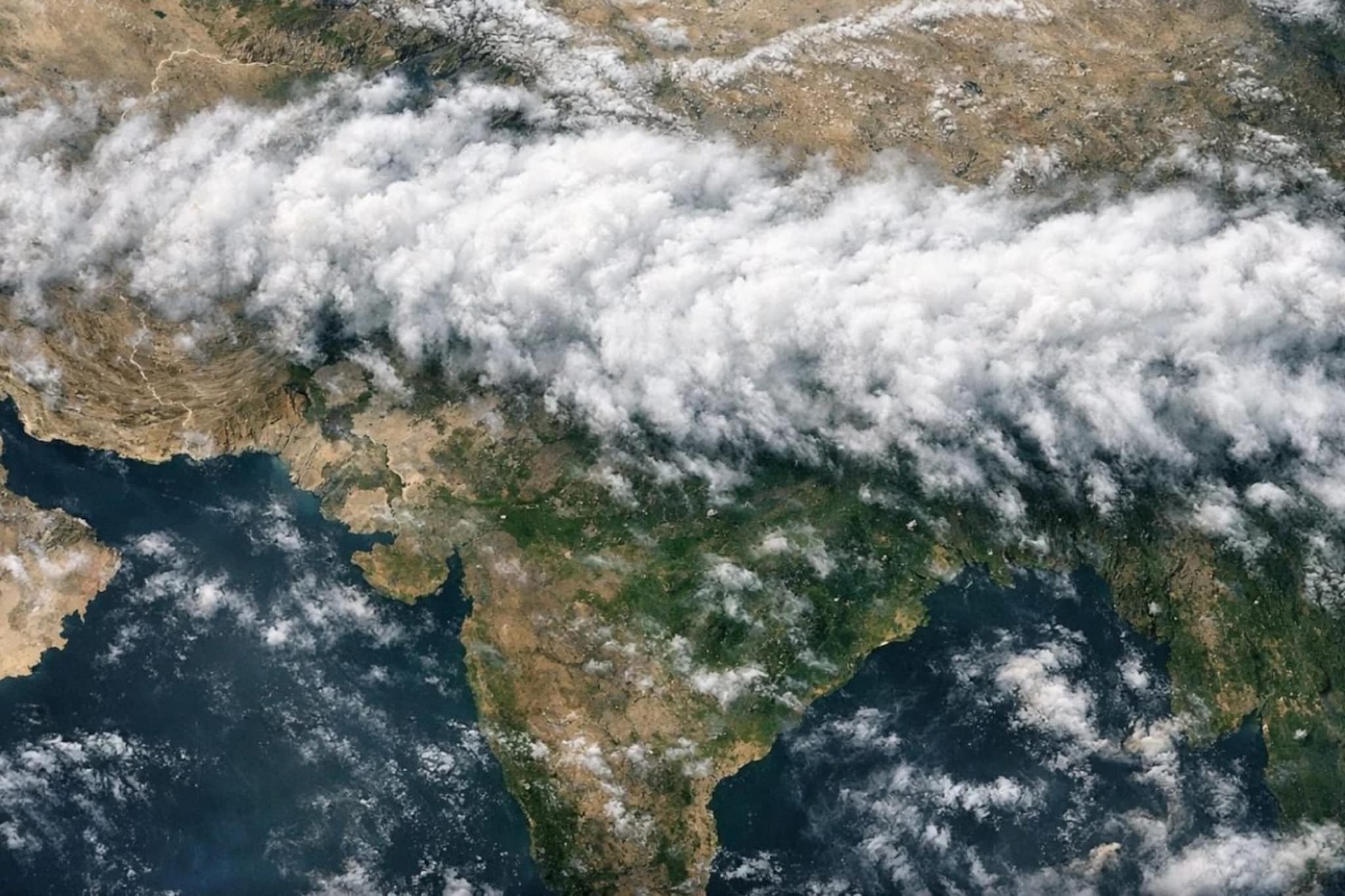 भारतवर 1000 किमी लांबीच्या ढगांचा वेढा, पुढचे 4 दिवस धोक्याचे; सॅटेलाइट फोटोने धडकी भरली, 10 राज्यांमध्ये 'यलो अलर्ट'