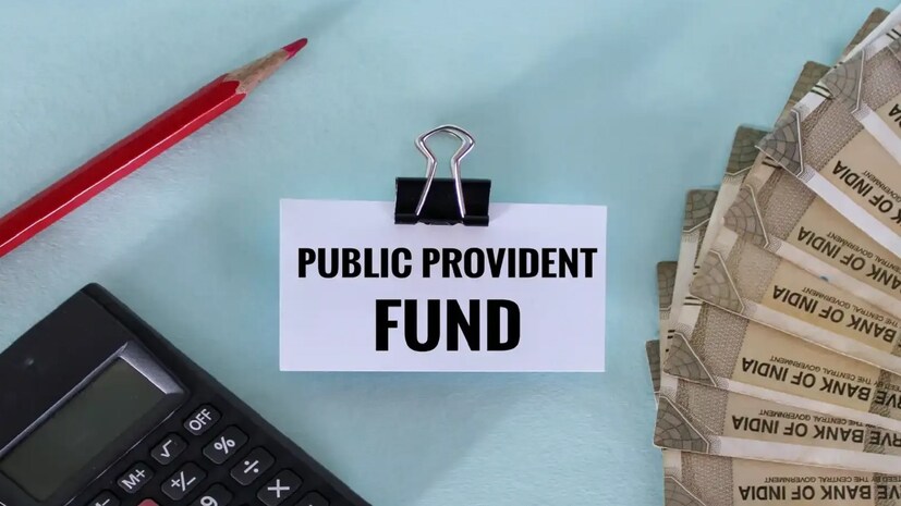 PPF Scheme: आजच्या काळात गुंतवणुकीचं महत्त्व सर्वांनाच कळालं आहे. अशावेळी लोकं हे सुरक्षित गुंतवणुकीच्या शोधात असतात. सरकारही लोकांच्या सुरक्षेसाठी विविध स्किम चालवत असते. यामधीलच एक स्किम म्हणजे पीपीएफ स्किम आहे. PPF Scheme: आजच्या काळात गुंतवणुकीचं महत्त्व सर्वांनाच कळालं आहे. अशावेळी लोकं हे सुरक्षित गुंतवणुकीच्या शोधात असतात. सरकारही लोकांच्या सुरक्षेसाठी विविध स्किम चालवत असते. यामधीलच एक स्किम म्हणजे पीपीएफ स्किम आहे.