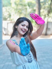 इंडस्ट्रीच्या 'कलरफुल हिरोईन'ला फिल्ममधून बाहेर काढलं! अभिनेत्री पूजा सावंतसोबत हे काय घडलं?