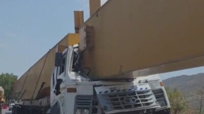 পুনে দুর্ঘটনা: কাত্রাজ টানেলের কাছে ট্রেলারের সংঘর্ষ, ক্রেনের অংশ কেবিনে ঢুকে গেল