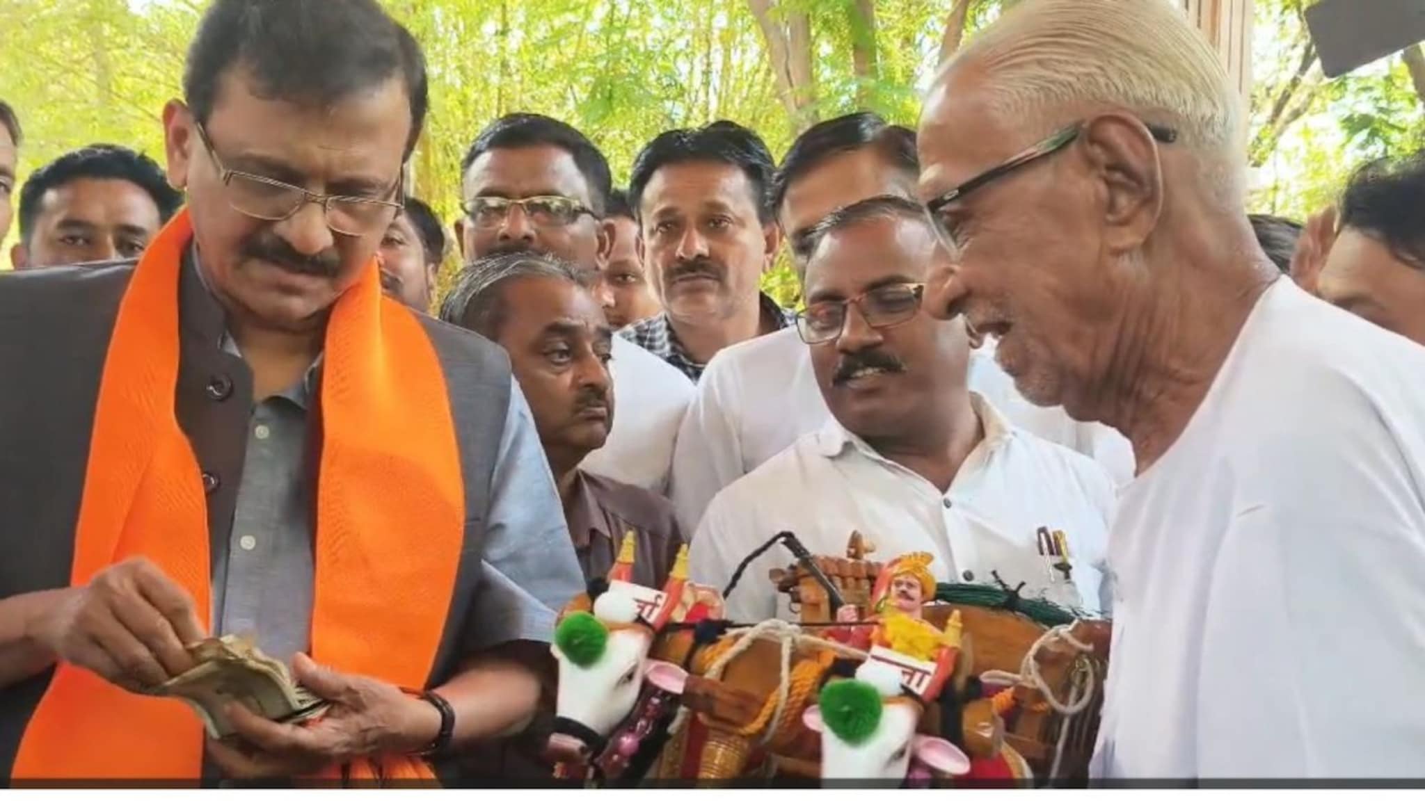 Sanjay Raut: संजय राऊतांनी मन जिंकलं, 'तो' समोर येताच खिशातून पैशांचं बंडल काढलं अन्...पुढे काय घडलं?