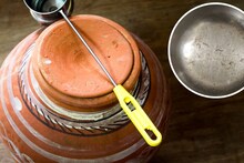 Summer Health : थंड पाण्यासाठी माठ वापरताय? मग 'ही' चूक टाळा, नाहीतर हेच पाणी बनेल विषबाधेचं कारण!