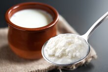 Kitchen Tips : फ्रिजमधलं दही किती दिवस चांगलं राहतं? खराब झालंय की नाही, चव न घेता कसं ओळखाल?