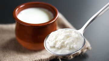 फ्रिजमधलं दही किती दिवस चांगलं राहतं? खराब झालंय की नाही, चव न घेता कसं ओळखाल?  