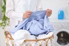 Cotton Cloth Cleaing : प्रत्येक धुण्यानंतर कॉटनच्या कपड्यांची चमक कमी होतेय? 'या' ट्रिक्स फॉलो करा, दिसतील नवे..