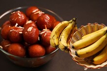 Banana Gulabjam : घरात पिकलेली केळी उरलीय? बनवा टेस्टी आणि हेल्दी केळीचे गुलाबजाम! पाहा रेसिपी