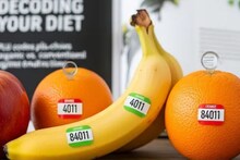 Interesting Facts : तुम्ही विकत घेतलेल्या फळांवर स्टिकर्स का असतात? सजग व्हा, कोडचा अर्थ समजून घ्या..