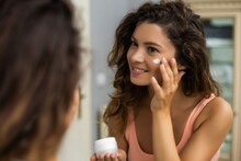 Skin Care : चेहऱ्यावर वारंवार मुरुम येत असतील तर काय करायचं ? त्वचातज्ज्ञांनी सांगितलेत सोपे उपाय