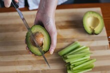Avocado Hand : अ‍ॅव्होकाडो चिरताना बऱ्याच लोकांना होतो त्रास! तुम्हाला माहितीये, अ‍ॅव्होकाडो हॅन्ड म्हणजे काय?