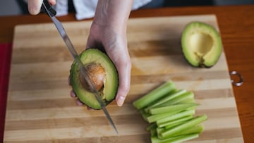 अॅव्होकाडो चिरताना बऱ्याच लोकांना होतो त्रास! तुम्हाला माहितीये, अॅव्होकाडो हॅन्ड म्हणजे काय? अॅव्होकाडो चिरताना बऱ्याच लोकांना होतो त्रास! तुम्हाला माहितीये, अॅव्होकाडो हॅन्ड म्हणजे काय?
