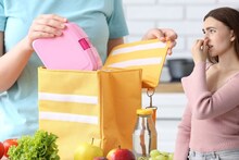 Kitchen Tips : लंच बॉक्सच्या बॅगला फक्त साबणाने धुणं पुरेसं नाही! 'असं' करा डीप क्लिनिंग, दूर होईल दुर्गंधी!