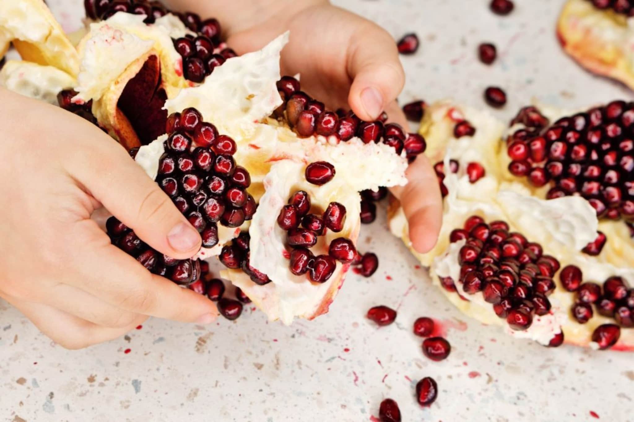 Skin Care : गुणकारी डाळिंबाचं गुणकारी साल, शरीराच्या अंतर्बाह्य आरोग्यासाठी आहे उपयुक्त, जाणून घ्या कसा करायचा वापर 