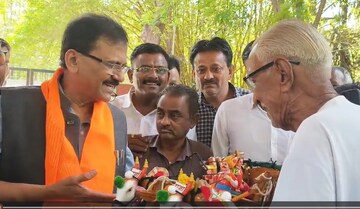  Sanjay Raut: संजय राऊतांनी मन जिंकलं, 'तो' समोर येताच खिशातून पैशांचं बंडल काढलं अन्...पुढे काय घडलं? 