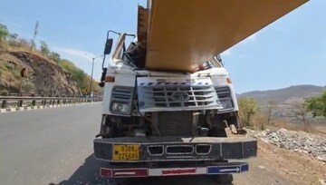 Pune Accident: कात्रजच्या नव्या बोगद्याजवळ भीषण अपघात; एका ट्रेलरची दुसऱ्या ट्रेलरला धडक, क्रेनचा पार्ट थेट केबिनमध्ये 