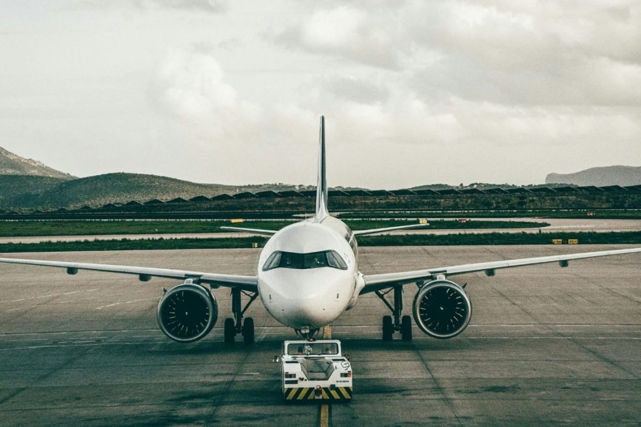 Airplane : जगातील सर्वात लहान विमान प्रवास, फक्त 50 सेकंदात पूर्ण होतो प्रवास, यामागचं कारण तुम्हाला आश्चर्यचकीत करेल.