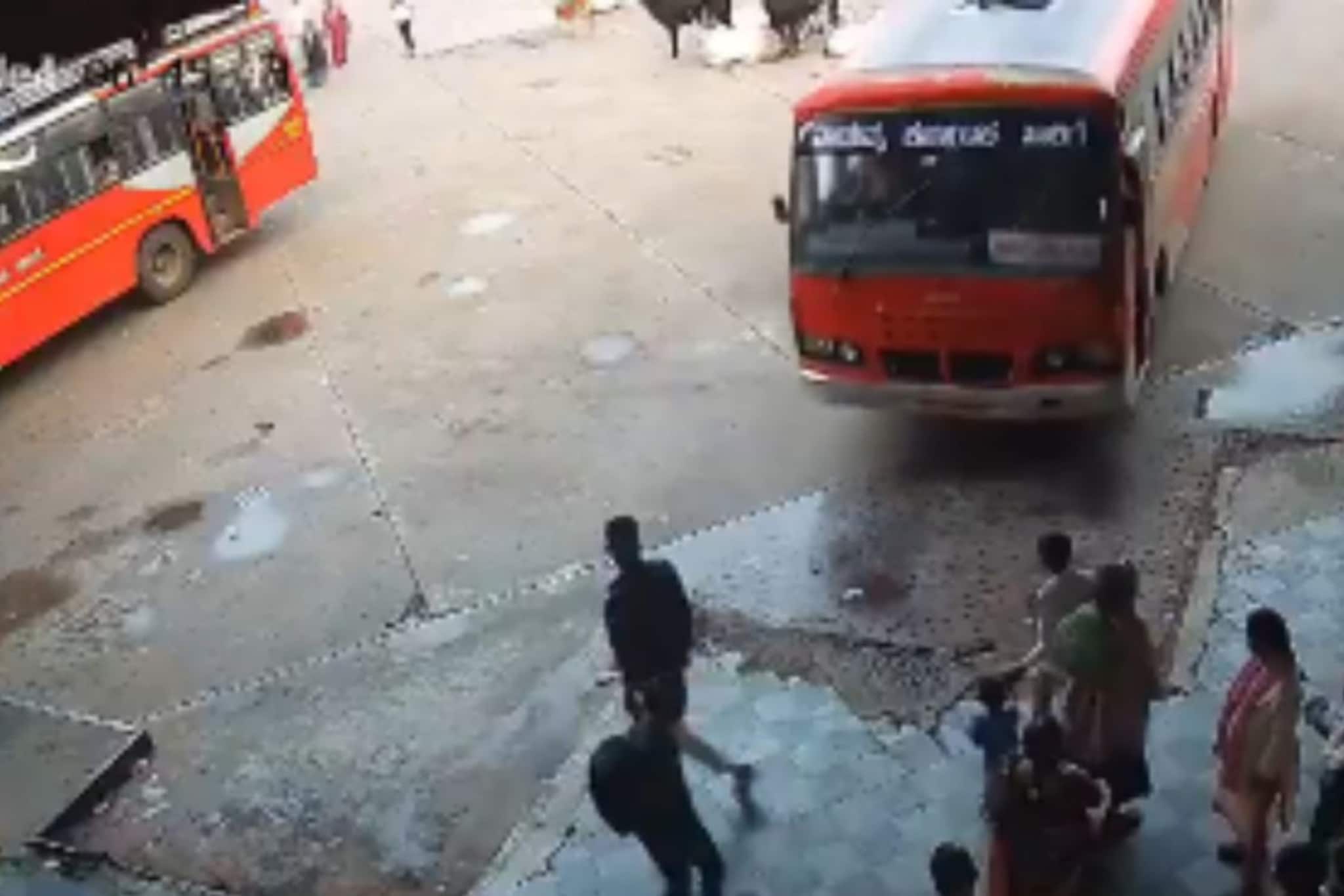 VIDEO : थांब्यावर उभ्या प्रवाशांसाठी बस काळ बनून आली; भयानक धडकेत 2 वर्षांच्या चिमुरड्यासह 4 जखमी