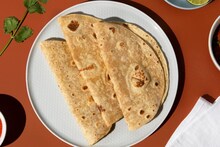 डब्यातली चपाती रबरासारखी कडक होतेय? ही छोटीशी ट्रिक वापरा, तासंतास मऊ राहिल तुमची पोळी