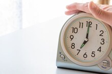 Knowledge : अलार्म नव्हते तेव्हा लोक कसे उठायचे? अगरबत्तीपासून बंदुकीपर्यंत भन्नाट उपाय ऐकून धक्का बसेल