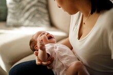 Knowledge : बाळ जन्मल्याबरोबर का रडतं? ते हसत का नाही? अनेकांना यामागचं खरं कारण माहितच नसेल