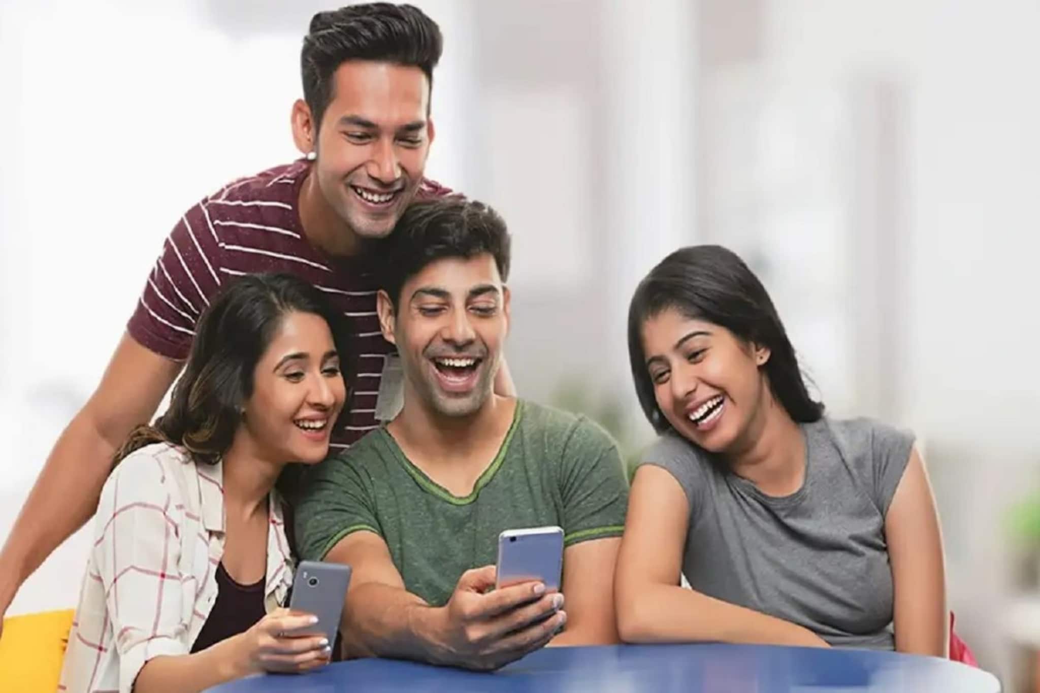 घरातील सर्वांना वेगवेगळे रिचार्ज काय टाकताय? हे 'फॅमिली पॅक' टाका, मिळेल अनलिमिटेड डेटा  