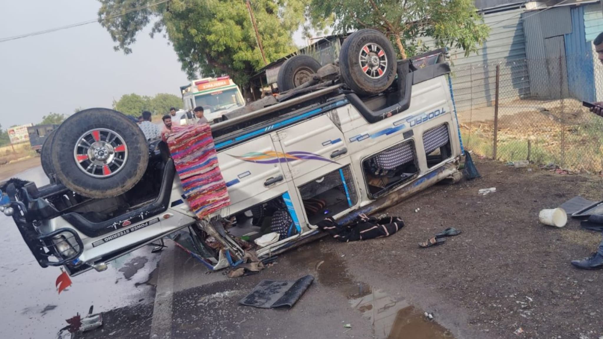 Dhule: लग्नासाठी निघालेल्या वऱ्हाडाच्या क्रुझरचा भीषण अपघात, जागेवरच 2 जणांचा मृत्यू