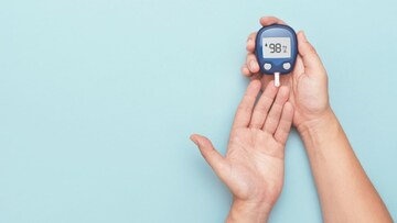 Urine : लघवीचा रंग पिवळा होणं हे मधुमेहाचे लक्षण आहे का? शरीरातील 'हा' बदल नक्की काय सुचवतो