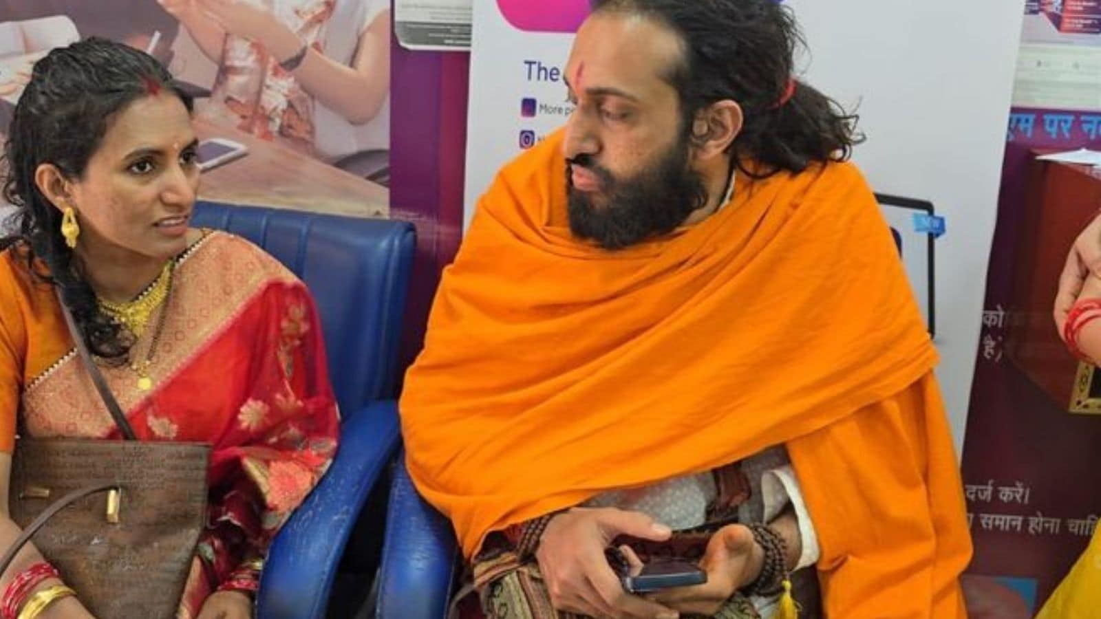 IIT बाबा आणि त्यांची बायको सोर्स : सोशल मीडिया