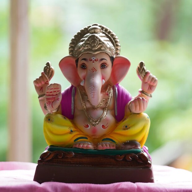 आज हिंदू नववर्षातील पहिली संकष्टी चतुर्थी साजरी केली जात आहे. चैत्र महिन्यातील या चतुर्थीला 'विकट संकष्टी' असे म्हटले जाते. ज्योतिषशास्त्रानुसार, आजचा दिवस गणपती बाप्पाच्या आशीर्वादाने नशिबाचे बंद दरवाजे उघडणारा ठरू शकतो. जर तुमच्या कामात वारंवार अडथळे येत असतील किंवा आर्थिक विवंचना संपत नसेल, तर आज संध्याकाळी चंद्रोदयानंतर केवळ 'हे' एक काम केल्याने तुमचे भाग्य उजळू शकते. आज हिंदू नववर्षातील पहिली संकष्टी चतुर्थी साजरी केली जात आहे. चैत्र महिन्यातील या चतुर्थीला 'विकट संकष्टी' असे म्हटले जाते. ज्योतिषशास्त्रानुसार, आजचा दिवस गणपती बाप्पाच्या आशीर्वादाने नशिबाचे बंद दरवाजे उघडणारा ठरू शकतो. जर तुमच्या कामात वारंवार अडथळे येत असतील किंवा आर्थिक विवंचना संपत नसेल, तर आज संध्याकाळी चंद्रोदयानंतर केवळ 'हे' एक काम केल्याने तुमचे भाग्य उजळू शकते.