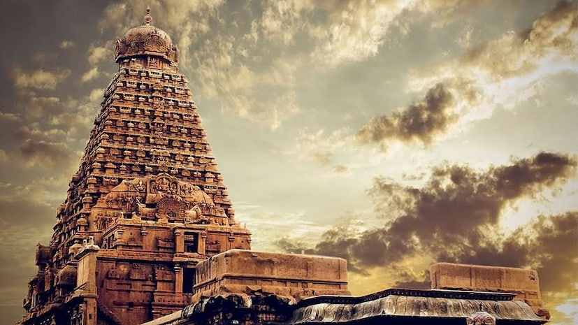 हिंदू धर्म हा जगातील सर्वात जुना आणि प्राचीन आहे धर्म मानला जातो. हिंदू धर्माचा इतिहास सर्वात जुना आहे. हा धर्म वैदिक काळापूर्वीचा मानला जातो, कारण वेदिक काळ आणि वेदांच्या रचनेचा कालखंड हा भिन्न मानला जातो.भारतातील सुमारे 80 टक्के लोक हिंदू धर्मावर विश्वास ठेवतात आणि याच कारणामुळे भारतात अनेक हिंदू मंदिरे आहेत. हिंदू धर्म हा जगातील सर्वात जुना आणि प्राचीन आहे धर्म मानला जातो. हिंदू धर्माचा इतिहास सर्वात जुना आहे. हा धर्म वैदिक काळापूर्वीचा मानला जातो, कारण वेदिक काळ आणि वेदांच्या रचनेचा कालखंड हा भिन्न मानला जातो.भारतातील सुमारे 80 टक्के लोक हिंदू धर्मावर विश्वास ठेवतात आणि याच कारणामुळे भारतात अनेक हिंदू मंदिरे आहेत.