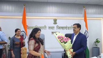 कलेक्टर वर्षा ठाकूर घुगेंचा लातूरमधून पाय निघेना, निरोप घेताना अश्रू अनावर, अनेक अधिकारी रडले