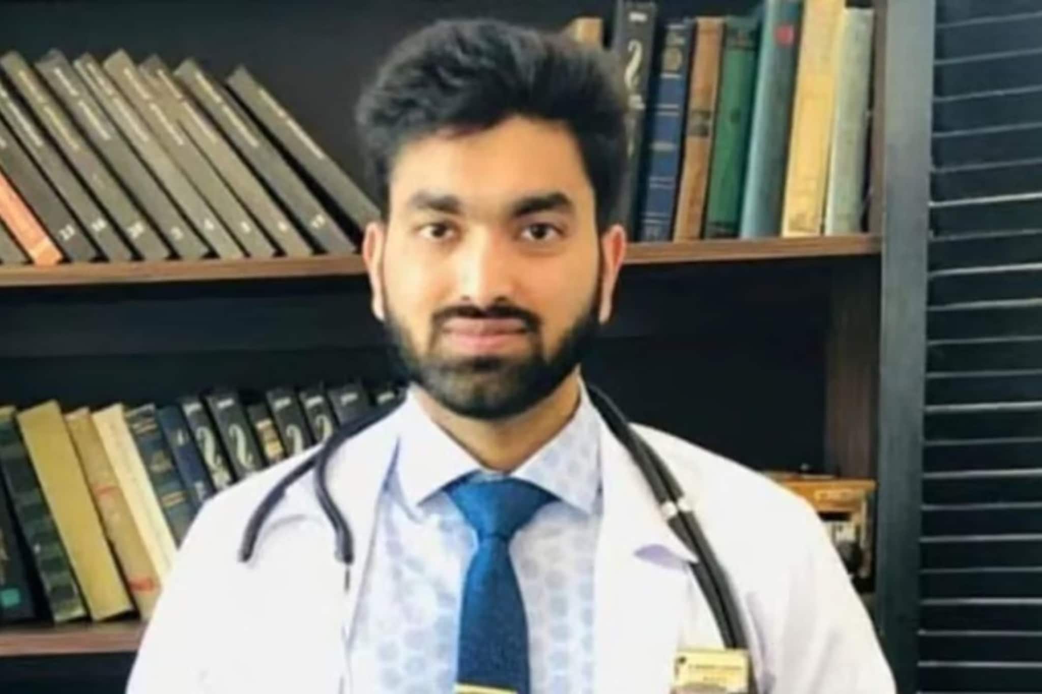 भावाला मोबाइलचा पासवर्ड पाठवला अन्.., अंबाजोगाईत डॉक्टरने संपवलं आयुष्य भावाला मोबाइलचा पासवर्ड पाठवला अन्.., अंबाजोगाईत डॉक्टरने संपवलं आयुष्य