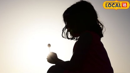 नराधमाचं चिमुरडीसोबत हादरवणारं कांड (प्रतिकात्मक फोटो) नराधमाचं चिमुरडीसोबत हादरवणारं कांड (प्रतिकात्मक फोटो)