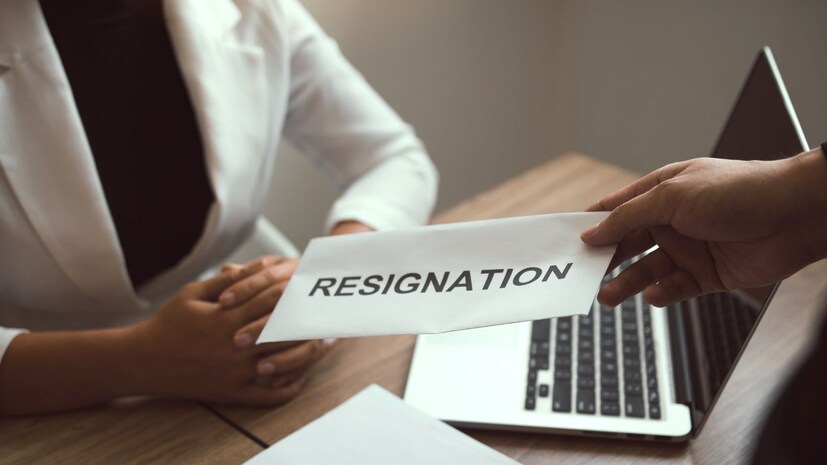 सध्याच्या कॉर्पोरेट जगात नोकरी बदलणे ही एक सामान्य गोष्ट झाली आहे. पण, राजीनामा दिल्यानंतर एका गोष्टीचं टेन्शन प्रत्येकालाच असतं, ते म्हणजे 'फुल अँड फायनल सेटलमेंट'. अनेकदा कंपनी सोडल्यानंतर आपला हक्काचा पगार, सुट्ट्यांचे पैसे आणि इतर थकबाकी मिळवण्यासाठी 3 ते 4 महिने वाट पाहावी लागते. कित्येकदा तर ऑफिसचे उंबरठे झिजवूनही पैसे वेळेवर मिळत नाहीत. यामुळे नवीन नोकरी सुरू करताना आर्थिक ओढाताण होते. सध्याच्या कॉर्पोरेट जगात नोकरी बदलणे ही एक सामान्य गोष्ट झाली आहे. पण, राजीनामा दिल्यानंतर एका गोष्टीचं टेन्शन प्रत्येकालाच असतं, ते म्हणजे 'फुल अँड फायनल सेटलमेंट'. अनेकदा कंपनी सोडल्यानंतर आपला हक्काचा पगार, सुट्ट्यांचे पैसे आणि इतर थकबाकी मिळवण्यासाठी 3 ते 4 महिने वाट पाहावी लागते. कित्येकदा तर ऑफिसचे उंबरठे झिजवूनही पैसे वेळेवर मिळत नाहीत. यामुळे नवीन नोकरी सुरू करताना आर्थिक ओढाताण होते.