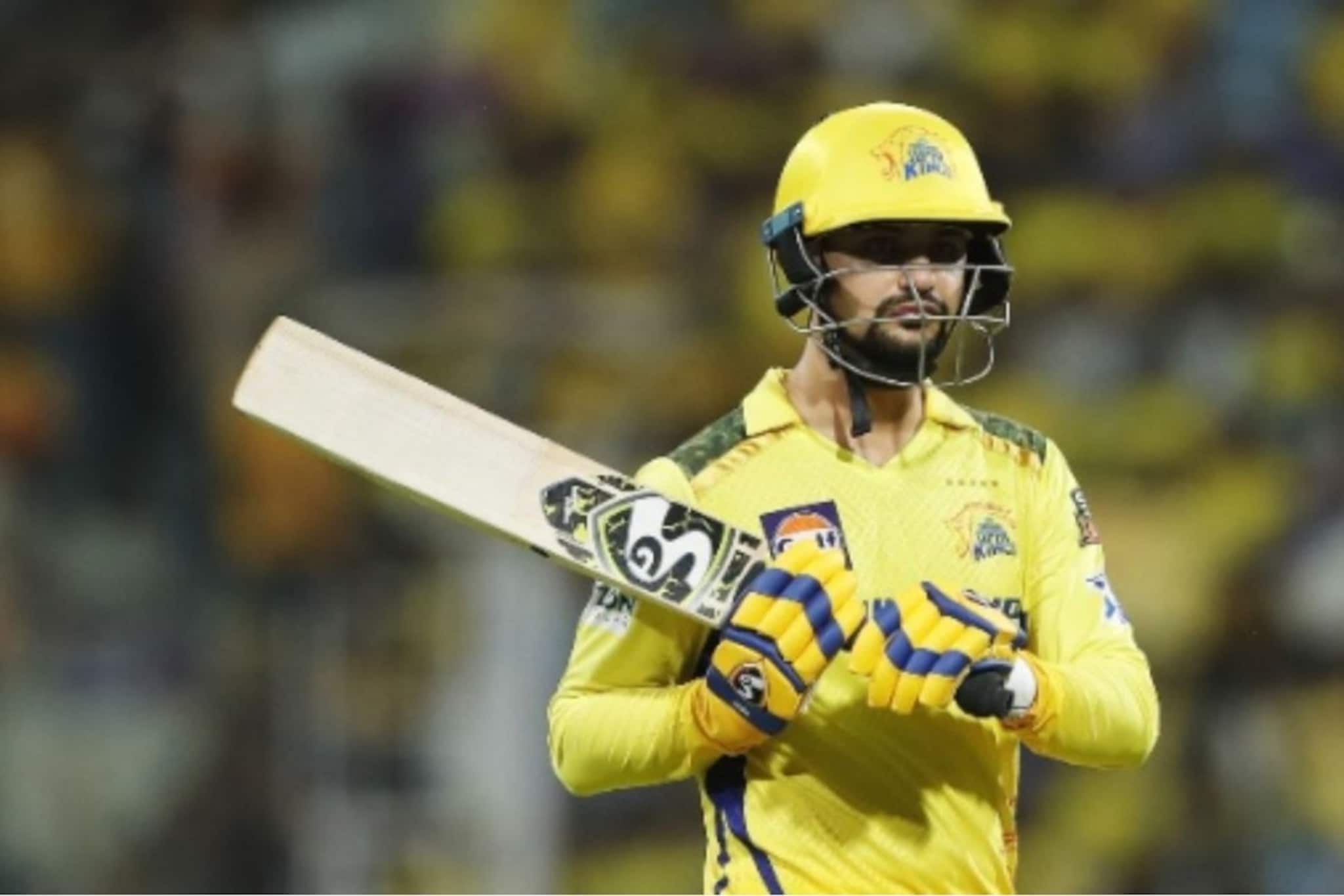 धोनीला आता होतोय पश्चाताप... रिलीज केलं त्यानेच गेम फिरवला, दिल्लीसाठी एकटा लढला!