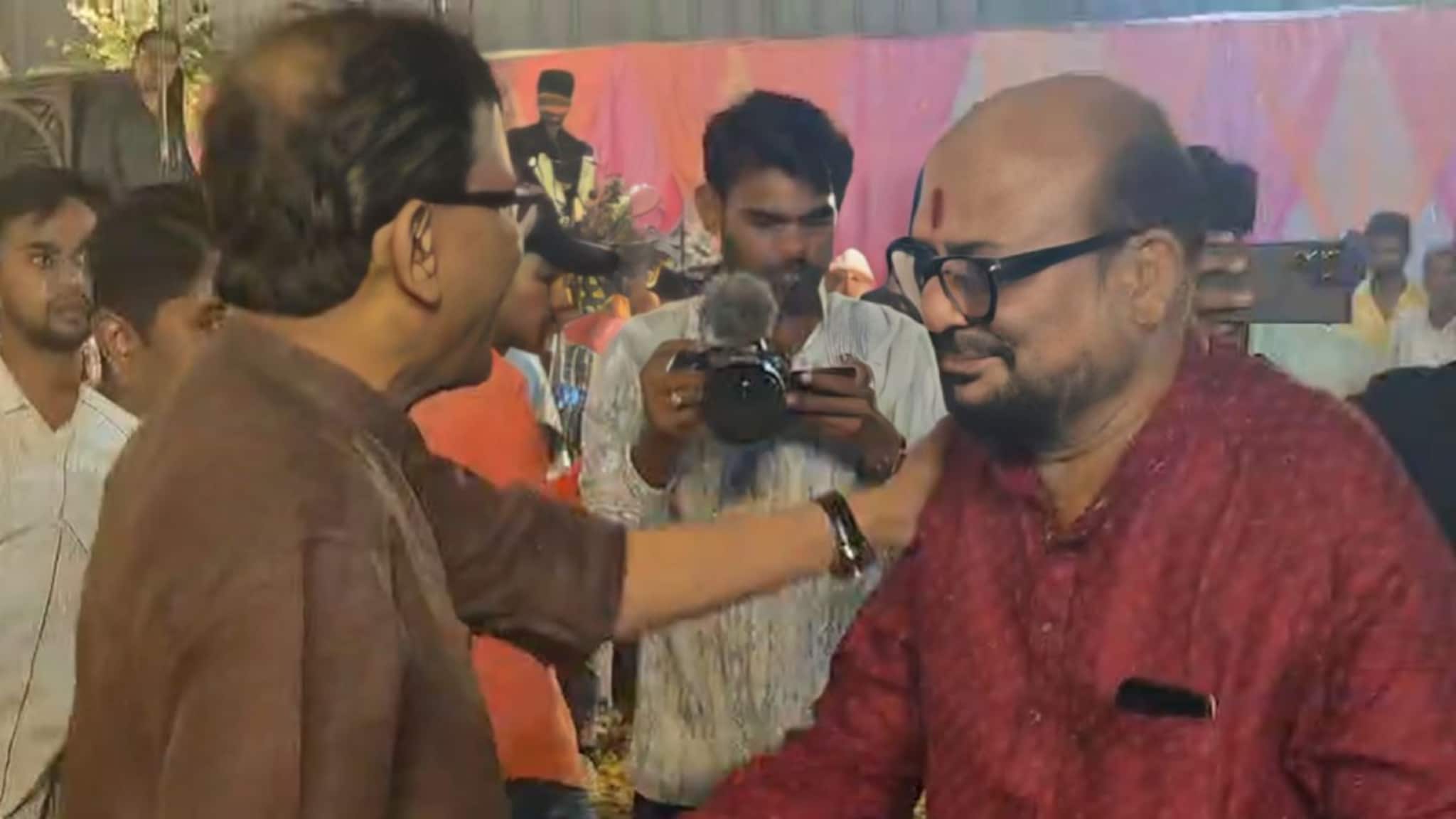 जेव्हा कट्टर राजकीय वैरी एकमेकांना भेटतात, संजय राऊतांनी गुलाबरावांच्या खांद्यावर हात ठेवला!