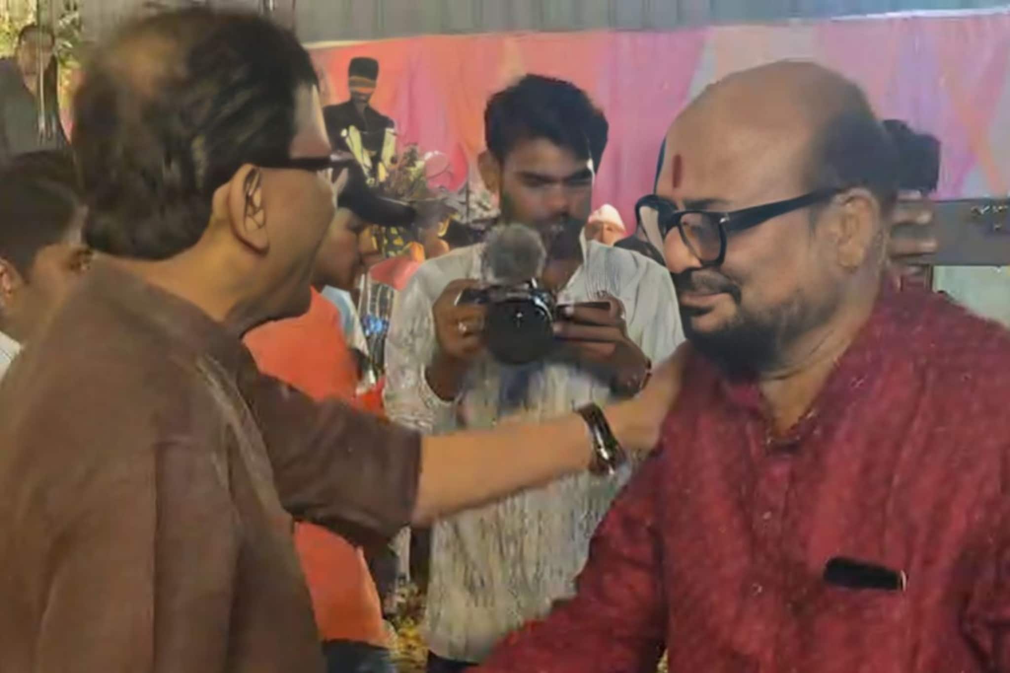 जेव्हा कट्टर राजकीय वैरी एकमेकांना भेटतात, संजय राऊतांनी गुलाबरावांच्या खांद्यावर हात ठेवला!