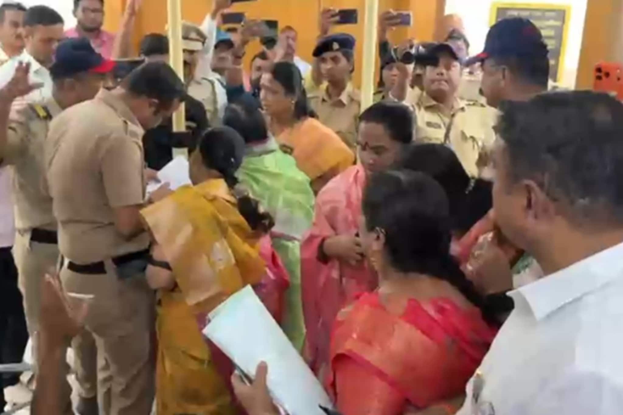 साताऱ्यात सभापती निवडीवरून पुन्हा ड्रामा, भाजपला एकहाती सत्ता मिळणार? साताऱ्यात सभापती निवडीवरून पुन्हा ड्रामा, भाजपला एकहाती सत्ता मिळणार?