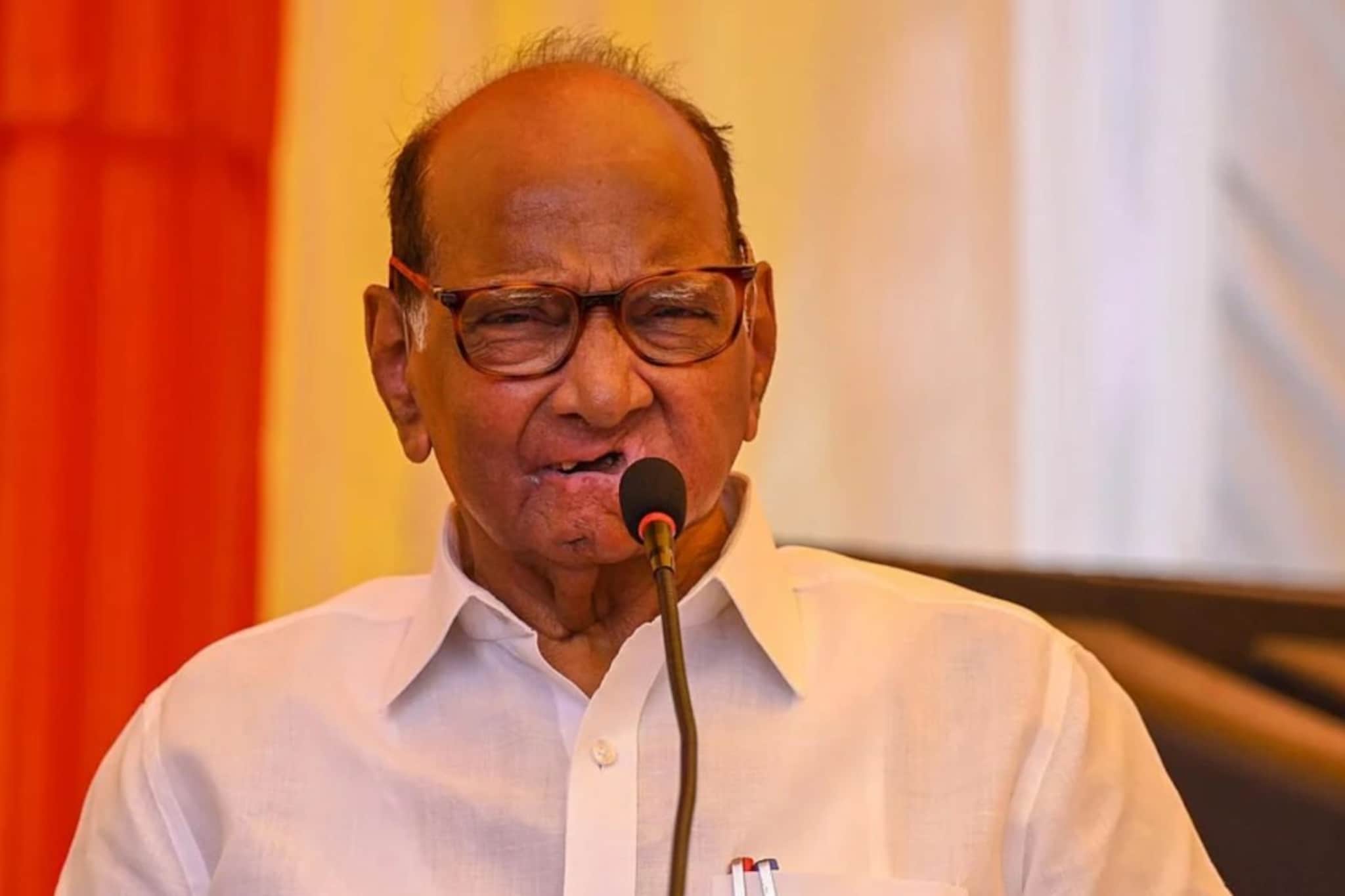 'राजकीय पक्षात पदं भुषवणारी लोक जेव्हा..,' अशोक खरात प्रकरणावरून शरद पवारांनी नेत्यांना झापलं 'राजकीय पक्षात पदं भुषवणारी लोक जेव्हा..,' अशोक खरात प्रकरणावरून शरद पवारांनी नेत्यांना झापलं