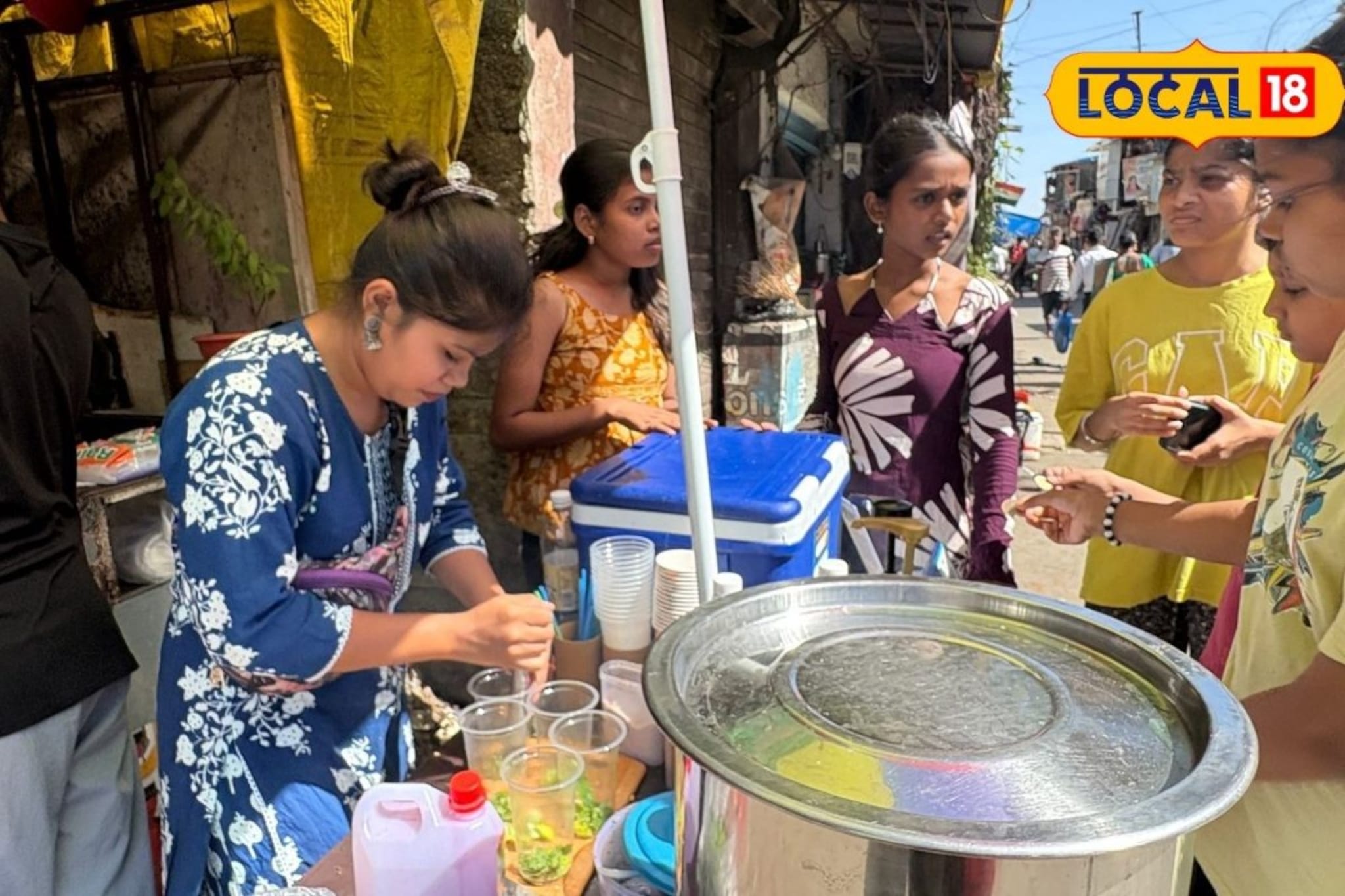 Youtube वर पाहिलं अन् निर्णय घेतला, नोकरी करत सुरू केला थंडगार पेयाचा व्यवसाय, आता डबल कमाई Youtube वर पाहिलं अन् निर्णय घेतला, नोकरी करत सुरू केला थंडगार पेयाचा व्यवसाय, आता डबल कमाई