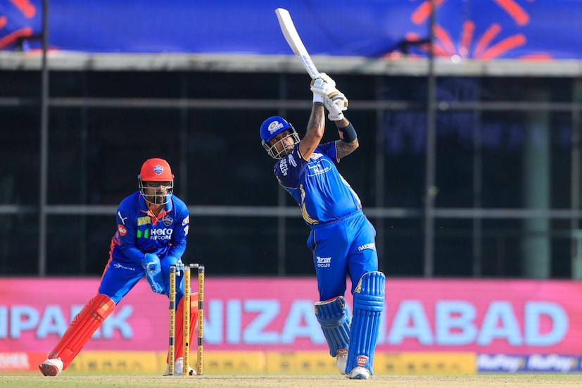 दिल्लीचा कर्णधार अक्षर पटेलने टॉस जिंकून या सामन्यात बॉलिंगचा निर्णय घेतला, यानंतर मुंबईला 20 ओव्हरमध्ये 6 विकेट गमावून फक्त 162 रनच करता आले. कर्णधार सूर्यकुमार यादवच्या 51 आणि रोहित शर्माच्या 35 रन वगळता मुंबईचे सर्व बॅटर अपयशी ठरले. दिल्लीचा कर्णधार अक्षर पटेलने टॉस जिंकून या सामन्यात बॉलिंगचा निर्णय घेतला, यानंतर मुंबईला 20 ओव्हरमध्ये 6 विकेट गमावून फक्त 162 रनच करता आले. कर्णधार सूर्यकुमार यादवच्या 51 आणि रोहित शर्माच्या 35 रन वगळता मुंबईचे सर्व बॅटर अपयशी ठरले.