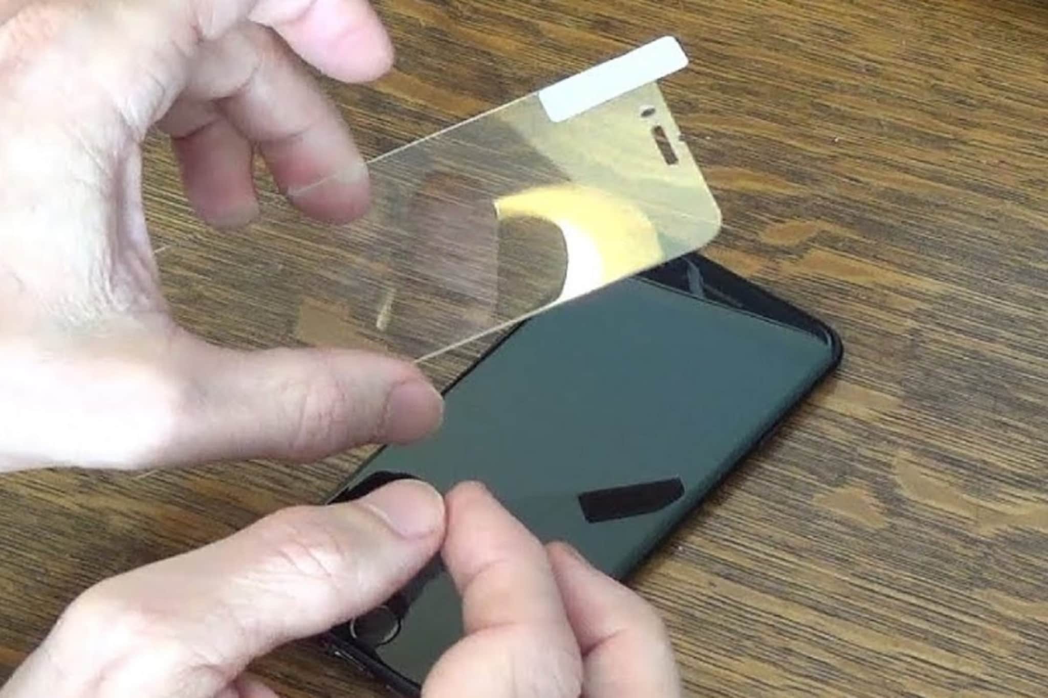 फोनवर टेंपर्ड ग्लास लावणाऱ्यांनो आधी हे वाचा! या 5 गोष्टी माहिती नसल्यास होईल नुकसान फोनवर टेंपर्ड ग्लास लावणाऱ्यांनो आधी हे वाचा! या 5 गोष्टी माहिती नसल्यास होईल नुकसान