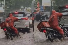 Pune News: पुण्याच्या धो-धो पावसात 'तो' थांबली नाही पण खड्यात पाय अडकला अन्...डिलिव्हरी बॅायला पाहून पुणेकर हळहळला!