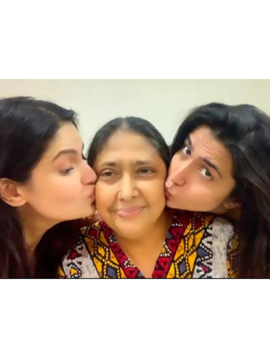 बुधवारी मुंबईत त्यांचं निधन झालं. झरीनच्या टीमने इन्स्टाग्रामवर एका निवेदनाद्वारे ही दुःखद बातमी दिली. झरीनच्या टिमने निवेदनात म्हटलं आहे की, अभिनेत्री झरीन खान आणि सना खान यांच्या आई परवीन खान यांचं 8 एप्रिल रोजी निधन झालं आहे.