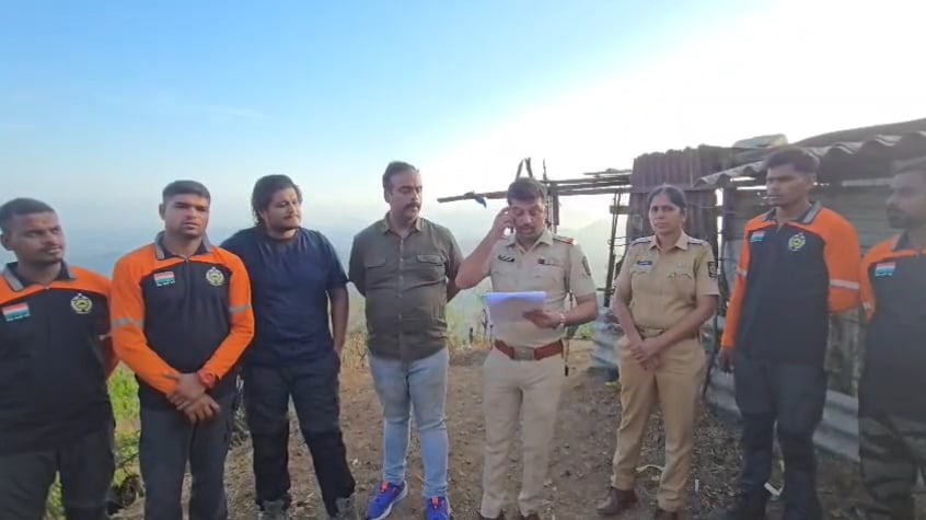 Photos: हर्णे बीचची ट्रीप ठरली अखेरची, साताऱ्यातील 8 तरुणांचा आंबेनळी घाटात दुर्दैवी अंत, स्कॉर्पिओ दरीत कोसळली | - News18 Marathi