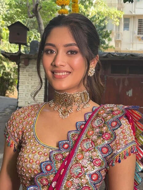  सोशल मीडियावर सध्या सुळे आणि पवार कुटुंबातील या शाही लग्नाची आणि रेवतीच्या सुंदर फोटोंचीच चर्चा रंगली आहे.