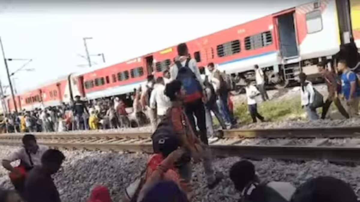 आग लागल्याची अफवा, प्रवाशांनी धावत्या गाडीतून उड्या मारल्या; 4 जणांचा मृत्यू, 3 महिलांसह लहान मुलाला रेल्वेची धडक | राष्ट्रीय बातम्या - News18 ...