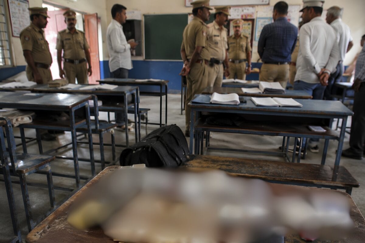 शाळेत सुरू होता नको तो प्रकार; ज्या वर्गात मुले शिकत होती, तिथेच सापडले रोख रक्कमेसह...; साहित्य बघून पोलीसही अवाक