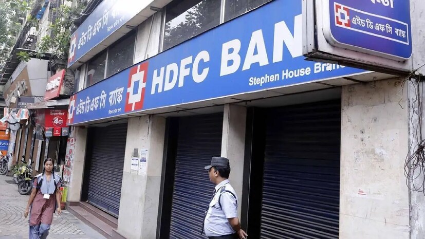 भारतीय रिझर्व्ह बँकेच्या सुट्ट्यांच्या कॅलेंडरनुसार, जुलैमध्ये अनेक राज्यात काही महत्त्वाच्या तारीखांना बँका बंद राहतील. पण या सुट्ट्यादरम्यान नेट बँकिंग, मोबाईल बँकिंग, यूपीआय आणि एटीएमसारख्या डिजिटल सेवा आधीसारख्याच काम करत राहतील. यामुळे ग्राहकांनी चेक जमा करणे, कॅश काढणे किंवा जमा करणे किंवा इतर महत्त्वाची काम आधीच करुन घेतली तर बेस्ट राहील. 