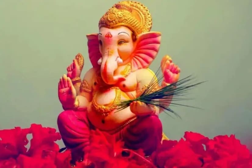 अधिक मासात येणाऱ्या विभुवन संकष्टी चतुर्थीच्या पवित्र दिवशी योग्य रीतीने दुर्वा अर्पण केल्याने, भक्ताचे जीवन सुख, समृद्धी आणि यशाने भरून जाते. विघ्नहर्त्याच्या आशीर्वादाने, तुम्हाला तुमच्या नोकरी, व्यवसाय किंवा विवाहातील अडथळ्यांपासून मुक्ती मिळू शकते. टीप : (वरील माहिती सामान्य माहितीवर आधारीत आहेत. न्यूज 18 मराठी याची पुष्टी करत नाही. आपला उद्देश तुमच्यापर्यंत माहिती पोहोचवण्याचा आहे.) अधिक मासात येणाऱ्या विभुवन संकष्टी चतुर्थीच्या पवित्र दिवशी योग्य रीतीने दुर्वा अर्पण केल्याने, भक्ताचे जीवन सुख, समृद्धी आणि यशाने भरून जाते. विघ्नहर्त्याच्या आशीर्वादाने, तुम्हाला तुमच्या नोकरी, व्यवसाय किंवा विवाहातील अडथळ्यांपासून मुक्ती मिळू शकते. टीप : (वरील माहिती सामान्य माहितीवर आधारीत आहेत. न्यूज 18 मराठी याची पुष्टी करत नाही. आपला उद्देश तुमच्यापर्यंत माहिती पोहोचवण्याचा आहे.)