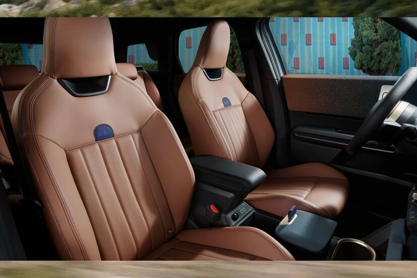 Mini Countryman C  मध्ये 360-डिग्री पार्किंग असिस्टंट प्लस, हेड-अप डिस्प्ले, Harman Kardon साउंड सिस्टम, वायरलेस Apple CarPlay आणि Android Auto, कनेक्टेड कार टेक्नॉलॉजी आहेत. पॅनोरमिक सनरूफ, ऑटोमॅटिक क्लायमेट कंट्रोल, वेगवेगळे ड्रायव्हिंग मोड्स दिले आहे. 